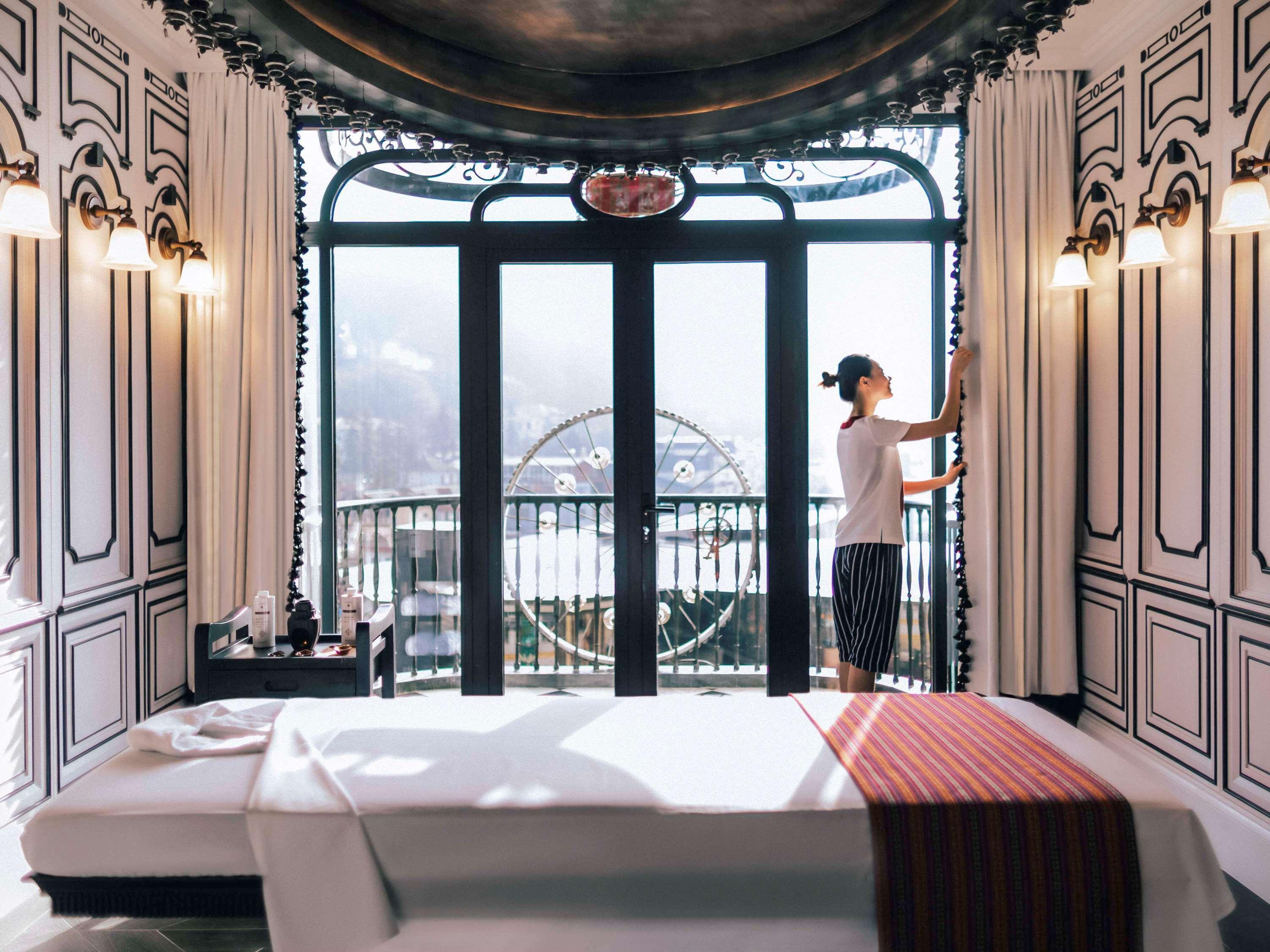 Hotel De La Coupole - Mgallery Sa Pa Kültér fotó A guest room at the Mandarin Oriental, Hong Kong