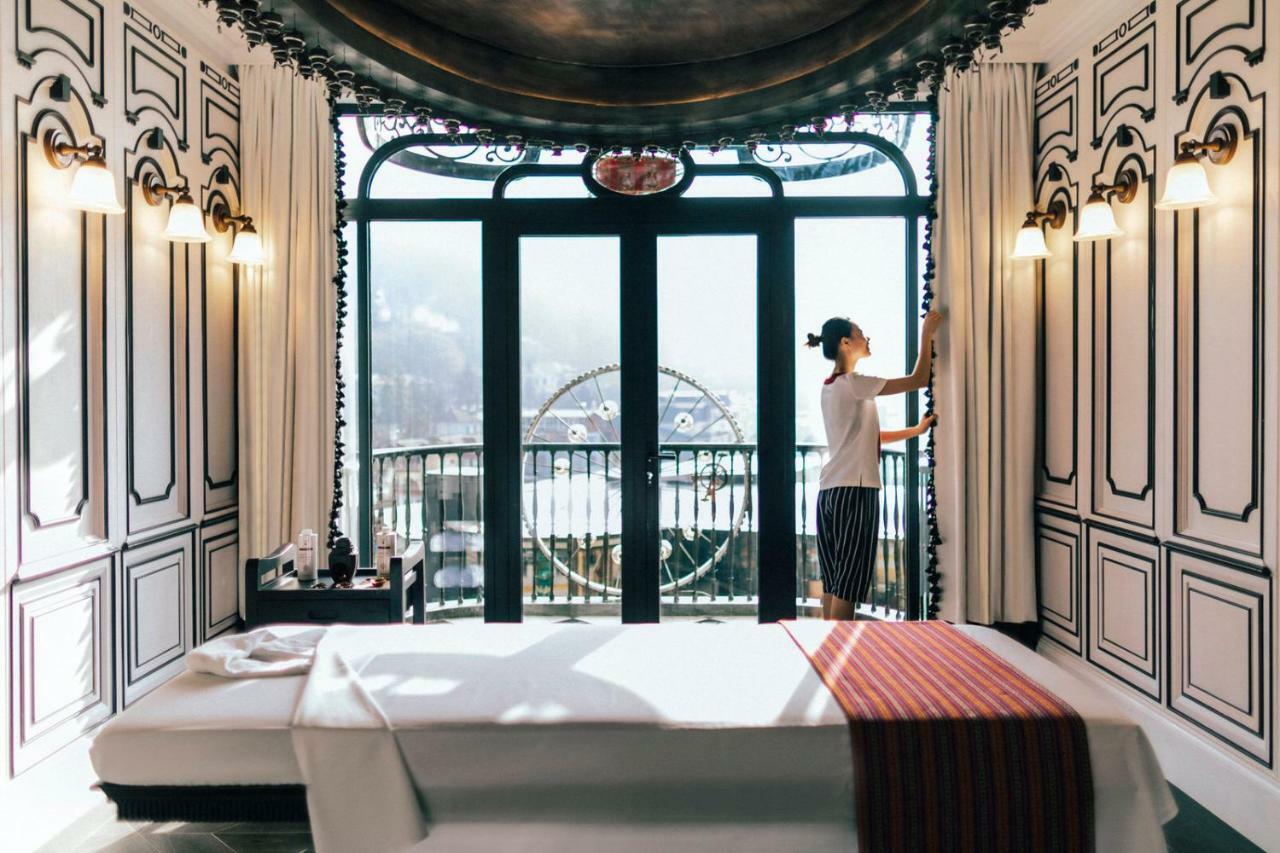 Hotel De La Coupole - Mgallery Sa Pa Kültér fotó A guest room at the Mandarin Oriental, Hong Kong